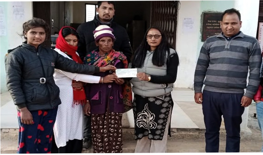 बैतडीको पञ्चेश्वर गाउँपालिकाले गर्याे मायाको परिवारलाई आर्थिक सहयोग 